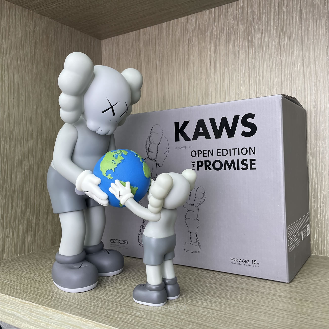 Kaws The Promise Grey Figure (9) - newkick.app